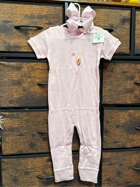 Kate Quinn short sleeve sport jumpsuit (piglet)
18/24m
Nwt!